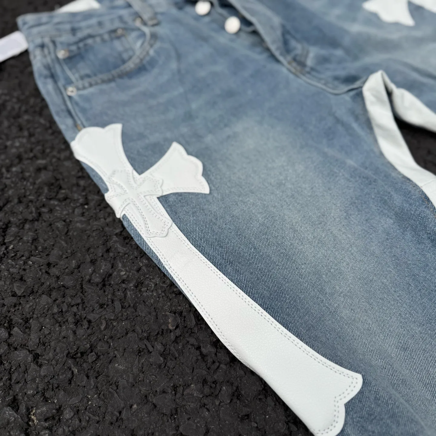 #8146 P290💰 Independent GALLERY DEPT. Vintage multi-leather spliced cross loose washed flared jeans - truly restore the ultimate texture of Vintage - original hardware accessories washed and other elevators, QR code analysis are all purchased from the original factory, high degree of restoration, you are welcome to compare with a certain product~ - Three-dimensional version Loose and comfortable, not picky about the body shape, taller and slimmer, factory Seiko, original factory quality control, same style for men and women, can be matched with couples, versatile recommendation, must-have jeans for all seasons -Size: 28 30 32 34 36